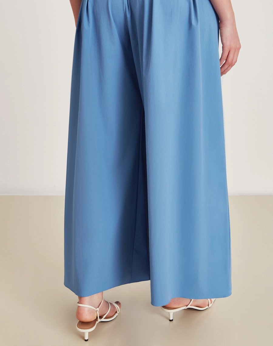 A Calça Allison confeccionado em tecido memory. Moderna e elegante, é perfeita para looks corporativos ou casuais. 