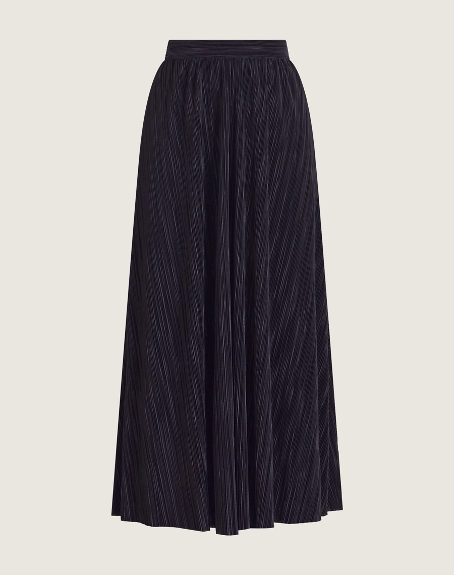 A Saia Midi Mary é confeccionada em malha plissada, tecido que cria movimento, leveza e um efeito visual elegante.