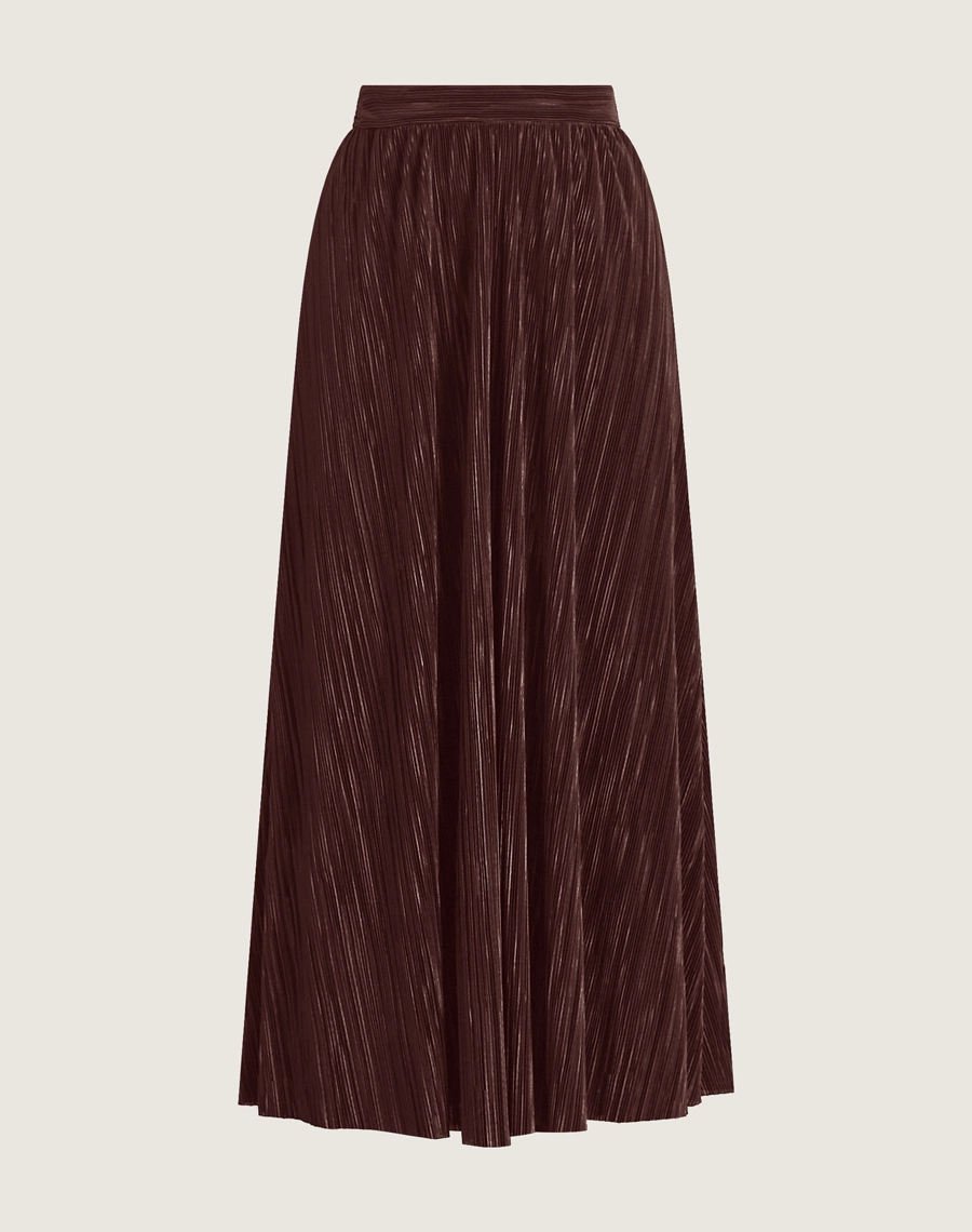 A Saia Midi Mary é confeccionada em malha plissada, tecido que cria movimento, leveza e um efeito visual elegante.