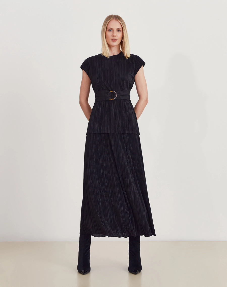 A Blusa Mary é confeccionada em malha plissada, tecido que cria movimento, leveza e um efeito visual elegante.