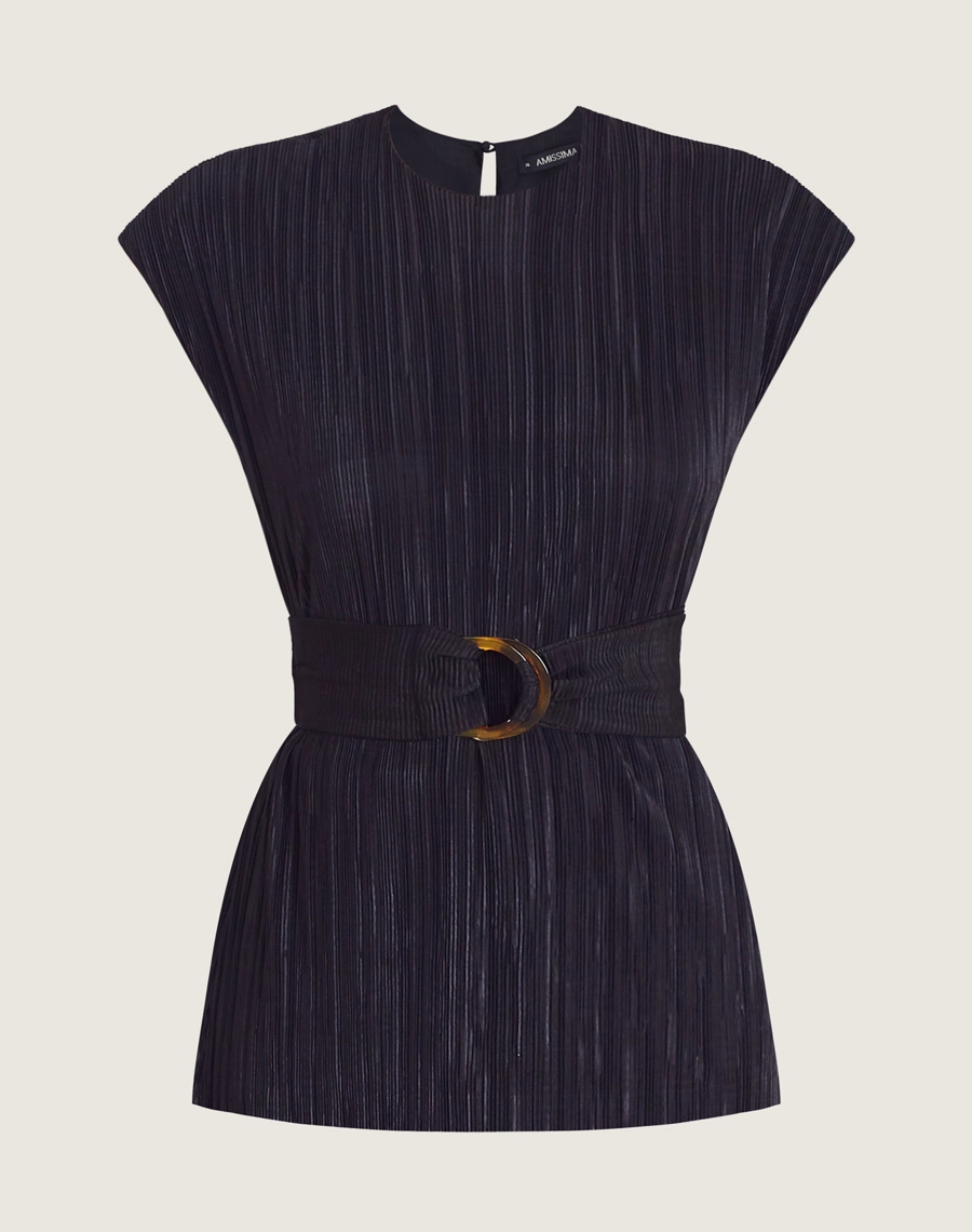 A Blusa Mary é confeccionada em malha plissada, tecido que cria movimento, leveza e um efeito visual elegante.