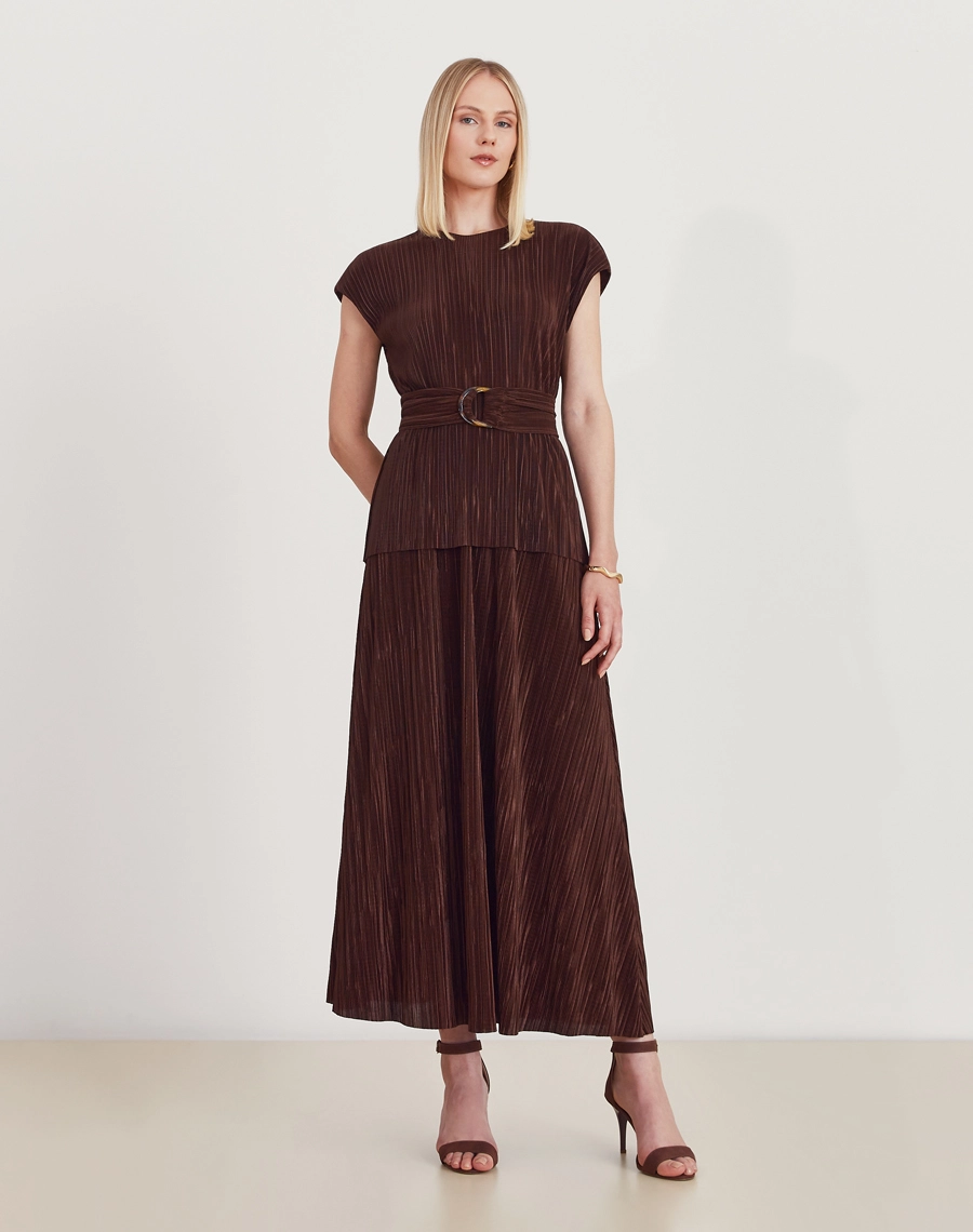 A Blusa Mary é confeccionada em malha plissada, tecido que cria movimento, leveza e um efeito visual elegante.