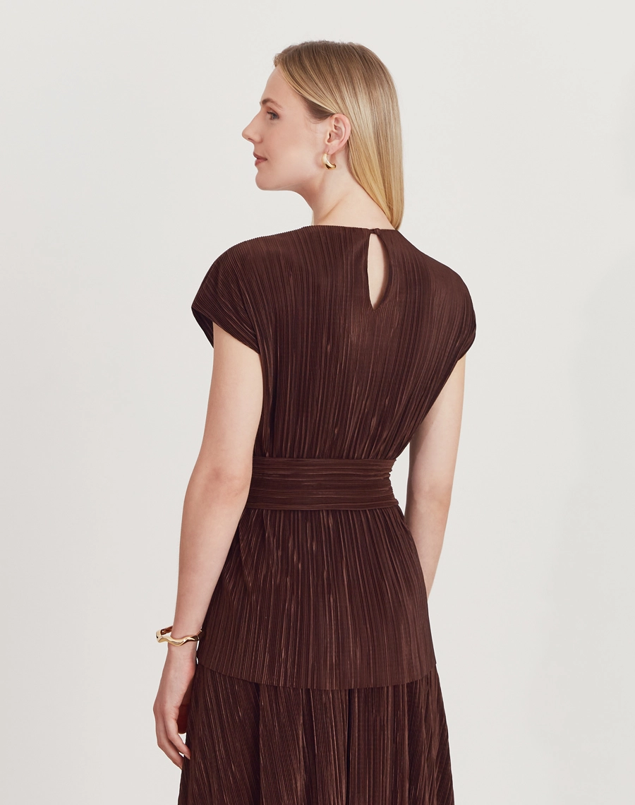 A Blusa Mary é confeccionada em malha plissada, tecido que cria movimento, leveza e um efeito visual elegante.