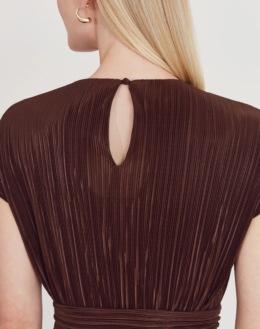 A Blusa Mary é confeccionada em malha plissada, tecido que cria movimento, leveza e um efeito visual elegante.