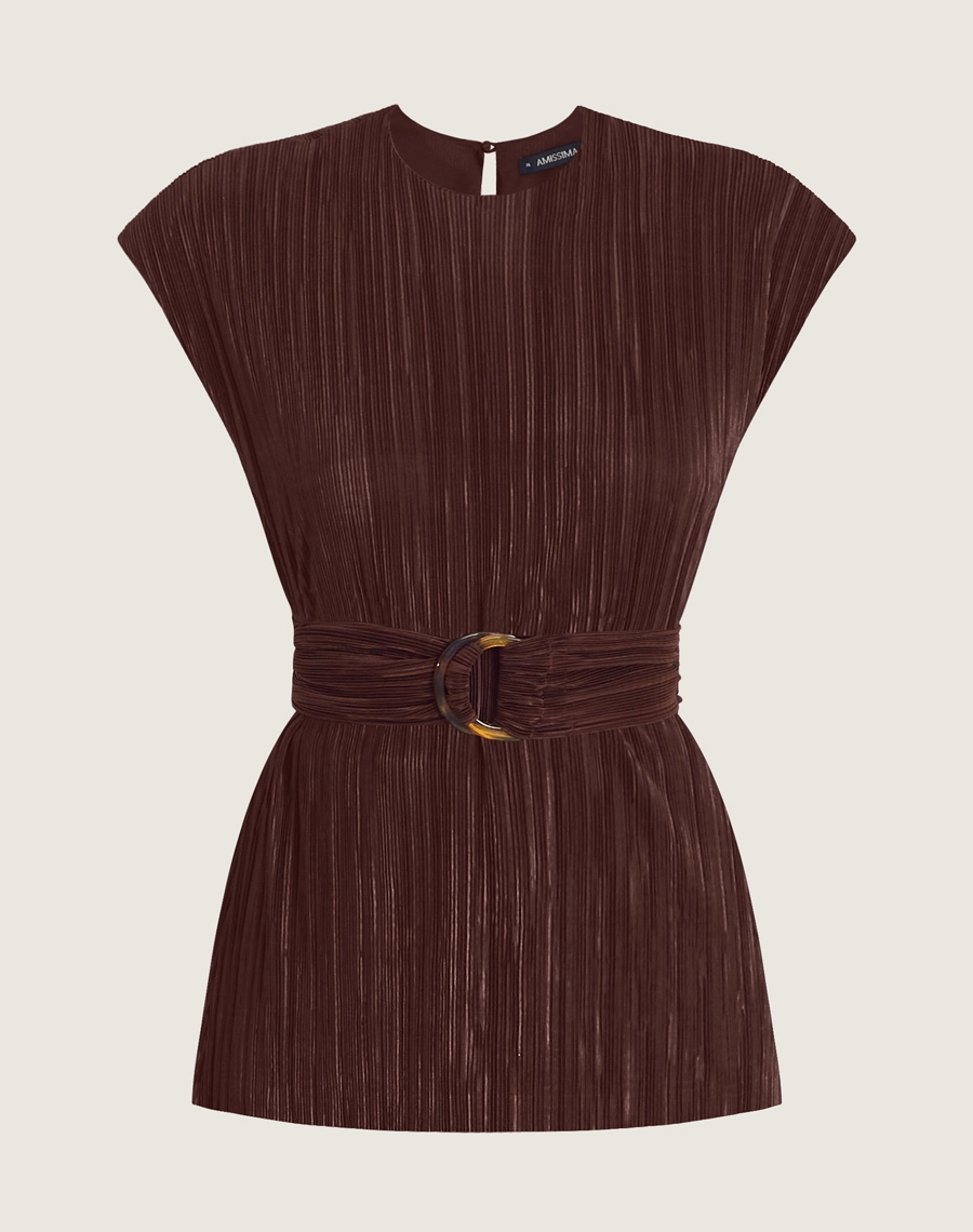 A Blusa Mary é confeccionada em malha plissada, tecido que cria movimento, leveza e um efeito visual elegante.