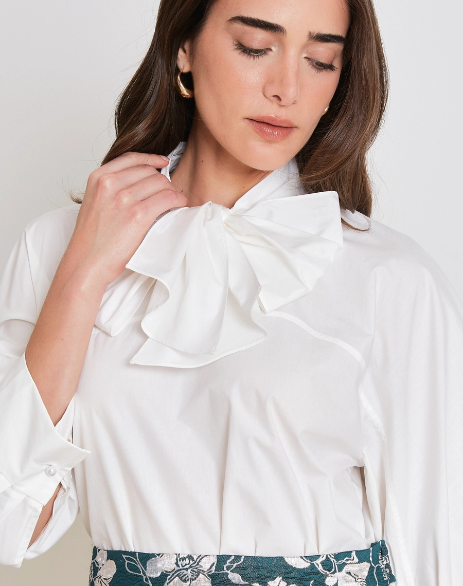 A Blusa Gianna é confeccionada em Cotton Paper. Versátil, pode ser combinada em looks que transitam facilmente entre o dia e a noite, oferecendo praticidade e estilo.
