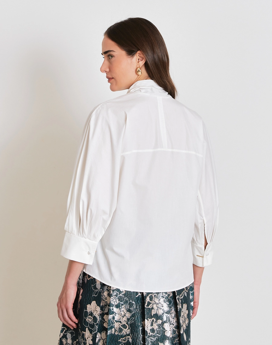 A Blusa Gianna é confeccionada em Cotton Paper. Versátil, pode ser combinada em looks que transitam facilmente entre o dia e a noite, oferecendo praticidade e estilo.