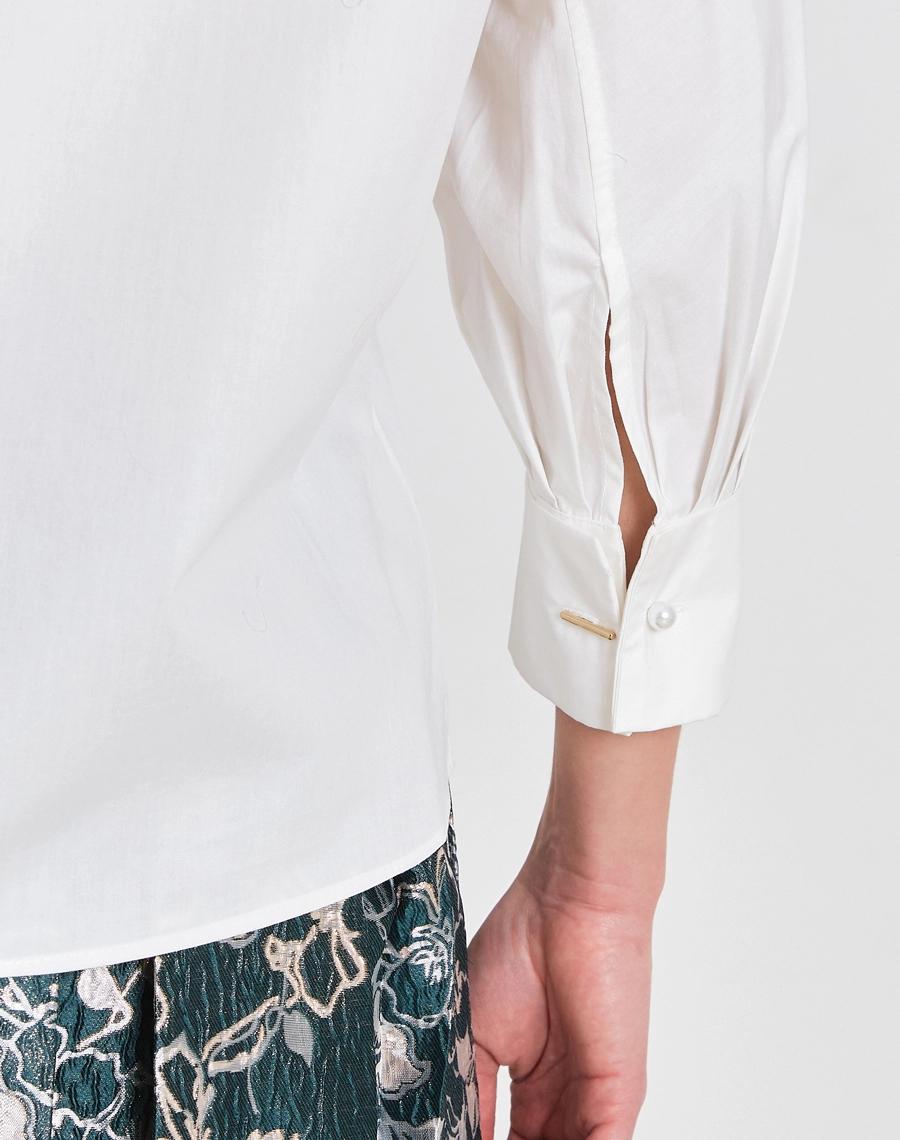 A Blusa Gianna é confeccionada em Cotton Paper. Versátil, pode ser combinada em looks que transitam facilmente entre o dia e a noite, oferecendo praticidade e estilo.