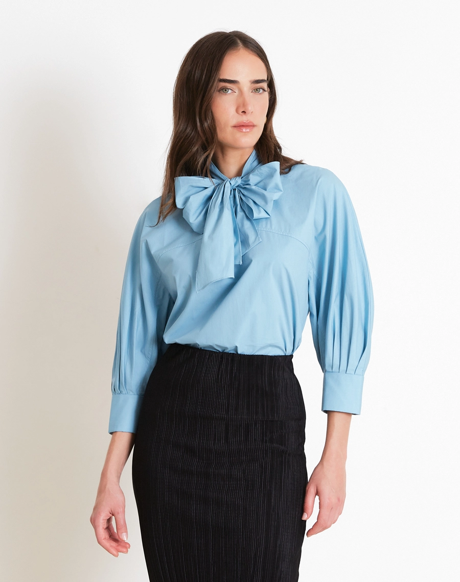 A Blusa Gianna é confeccionada em Cotton Paper. Versátil, pode ser combinada em looks que transitam facilmente entre o dia e a noite, oferecendo praticidade e estilo.