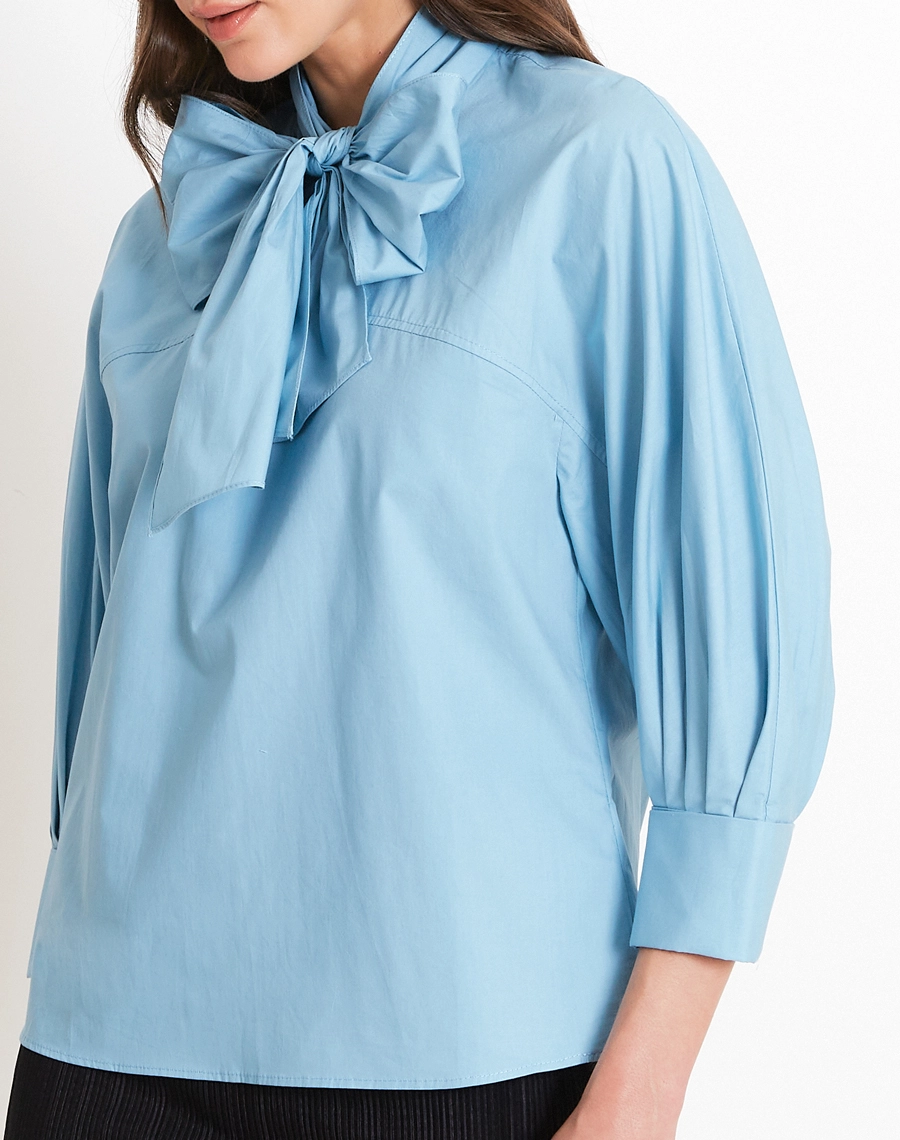 A Blusa Gianna é confeccionada em Cotton Paper. Versátil, pode ser combinada em looks que transitam facilmente entre o dia e a noite, oferecendo praticidade e estilo.