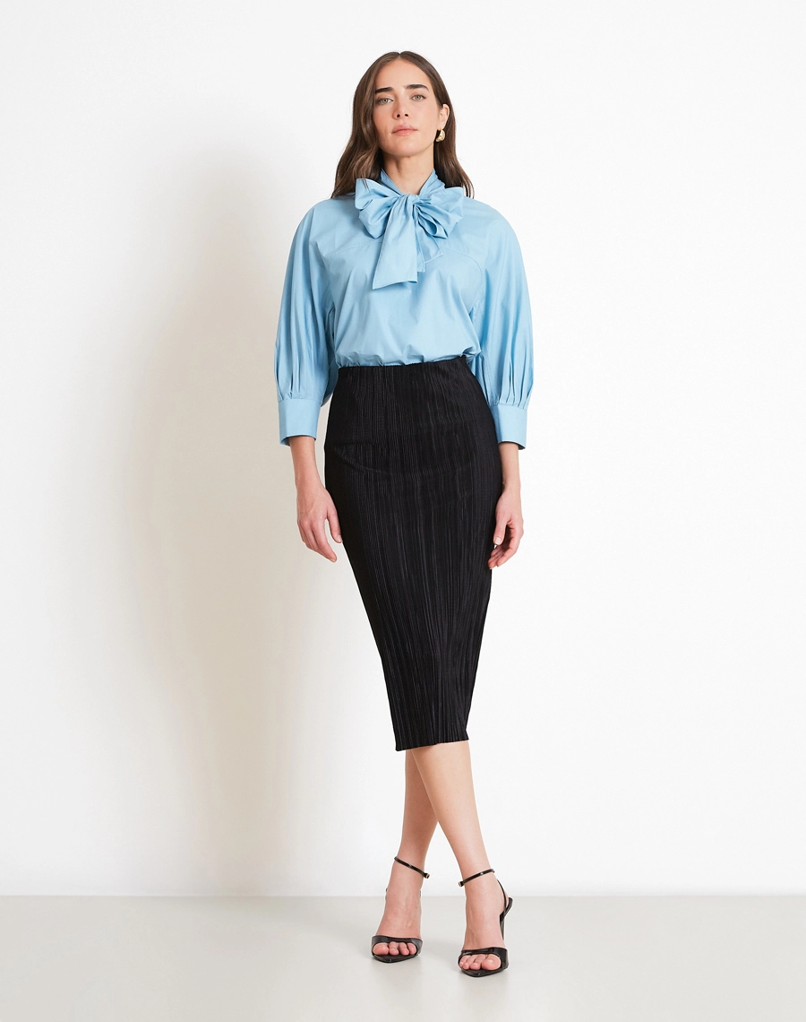 A Blusa Gianna é confeccionada em Cotton Paper. Versátil, pode ser combinada em looks que transitam facilmente entre o dia e a noite, oferecendo praticidade e estilo.