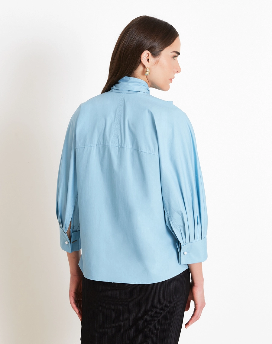 A Blusa Gianna é confeccionada em Cotton Paper. Versátil, pode ser combinada em looks que transitam facilmente entre o dia e a noite, oferecendo praticidade e estilo.