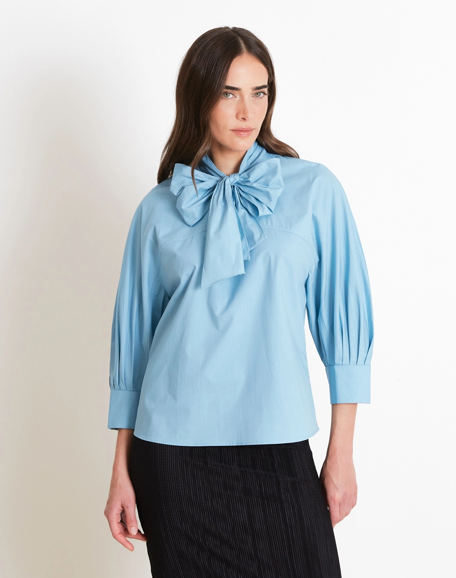 A Blusa Gianna é confeccionada em Cotton Paper. Versátil, pode ser combinada em looks que transitam facilmente entre o dia e a noite, oferecendo praticidade e estilo.