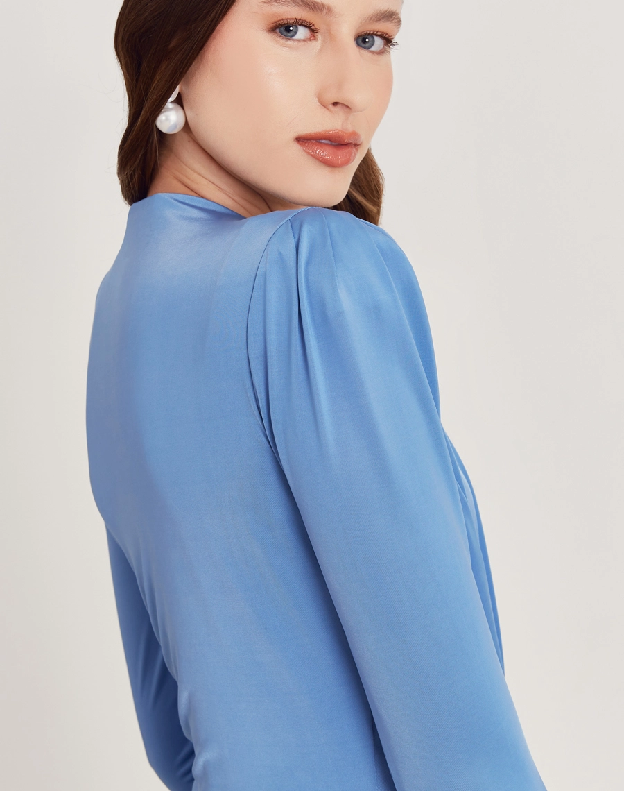 O Vestido Longo Michelle é confeccionado em malha fria. Uma peça perfeita para ocasiões que pedem sofisticação e estilo refinado.