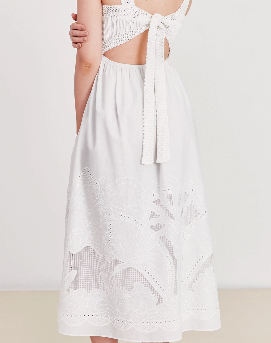 Vestido Midi Florence confeccionado em laise branco, tecido leve, fresco e confortável, com ótimo caimento e ideal para o verão.