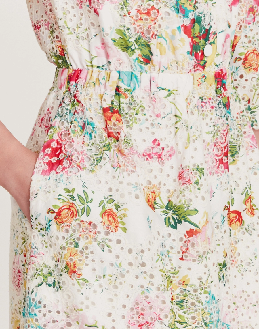 O Vestido Curto Melis confeccionado em laise, um tecido leve e fluido, ideal para dias quentes.