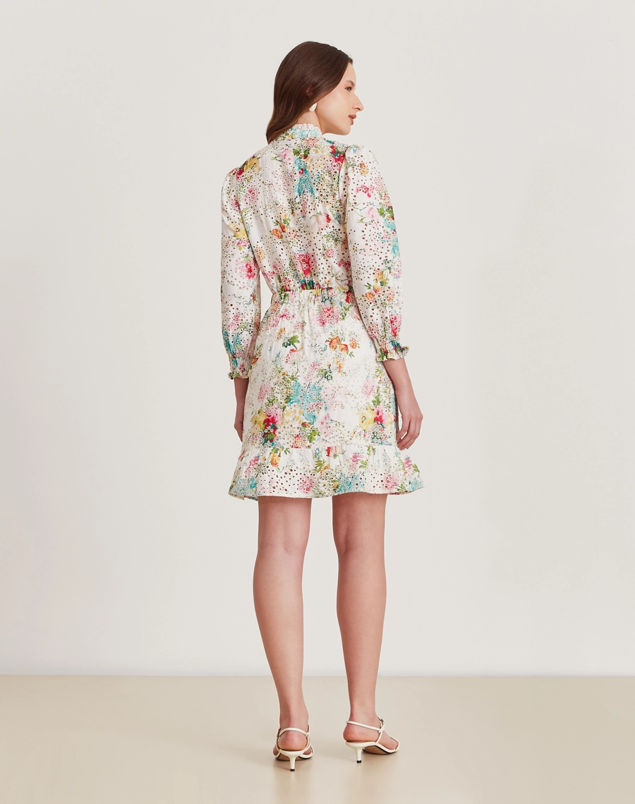 O Vestido Curto Melis confeccionado em laise, um tecido leve e fluido, ideal para dias quentes.