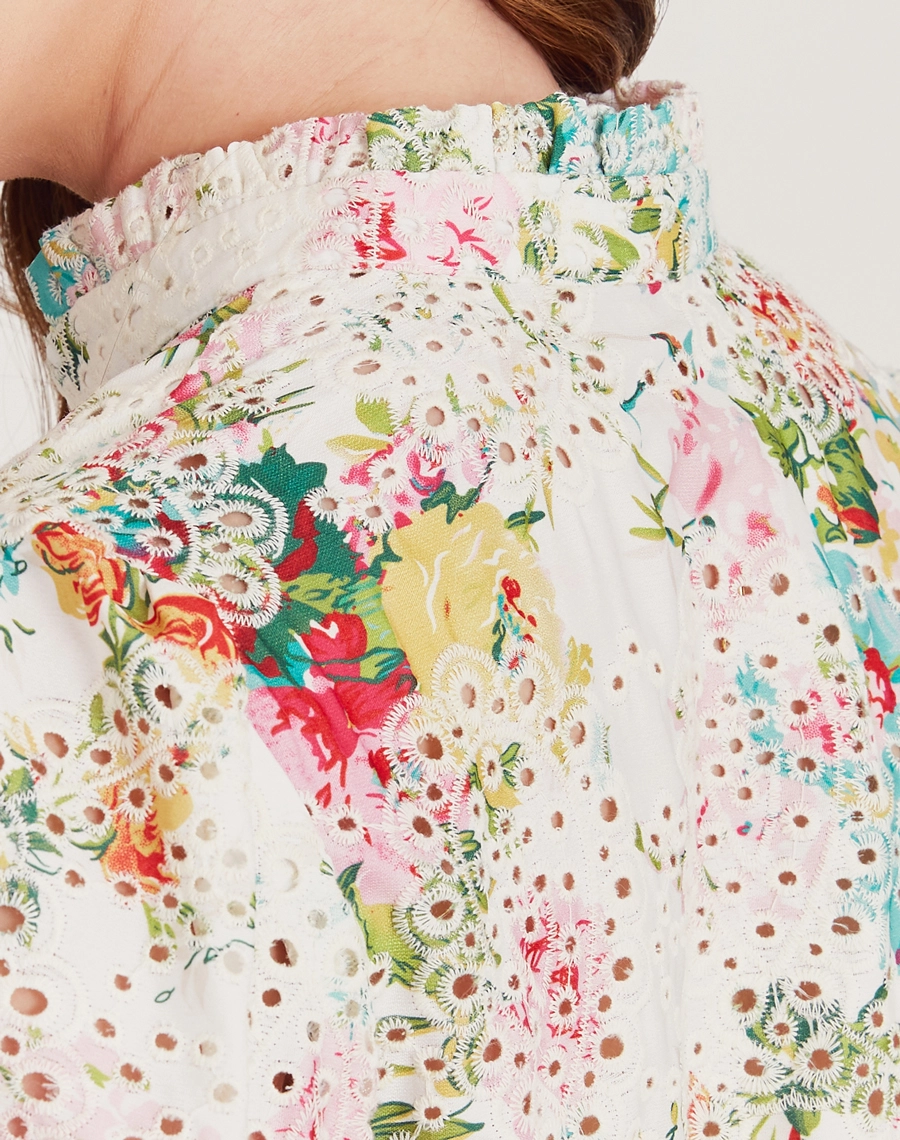O Vestido Curto Melis confeccionado em laise, um tecido leve e fluido, ideal para dias quentes.