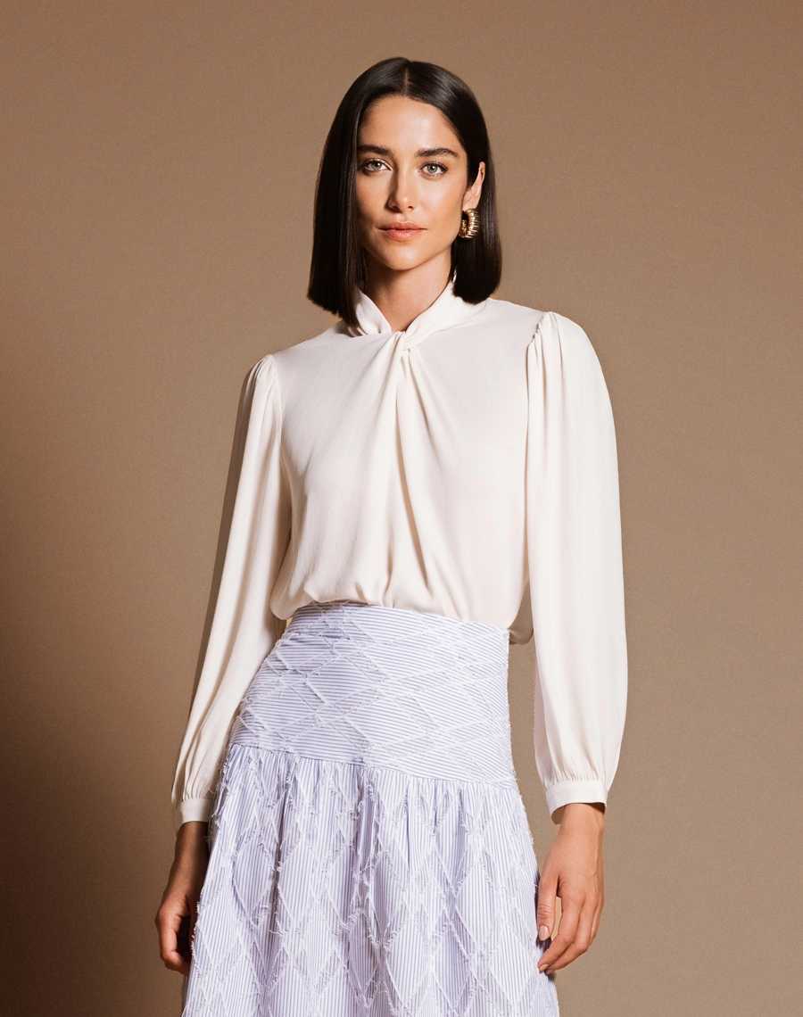A Blusa Miriam é confeccionada em crepinho, tecido com caimento leve e toque macio.