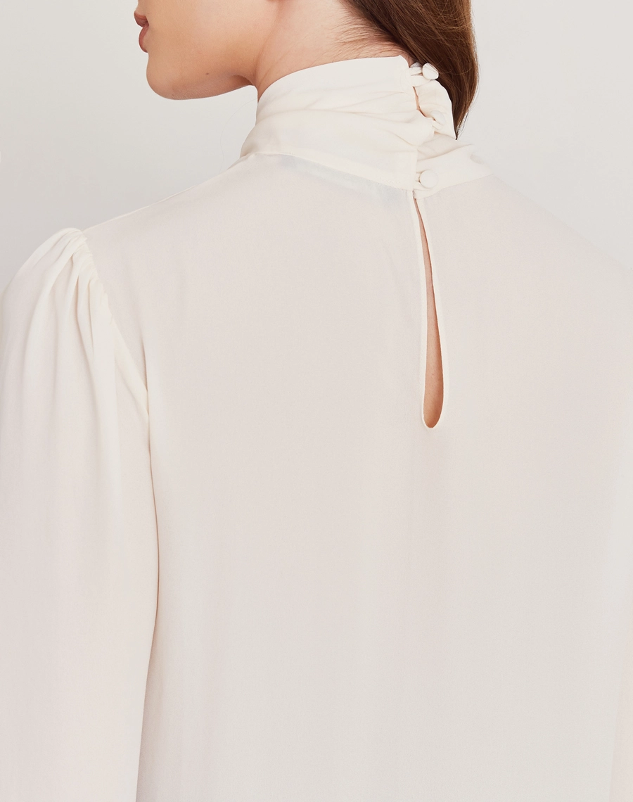 A Blusa Miriam é confeccionada em crepinho, tecido com caimento leve e toque macio.