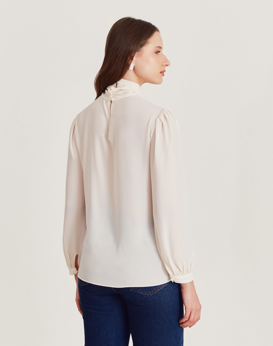 A Blusa Miriam é confeccionada em crepinho, tecido com caimento leve e toque macio.