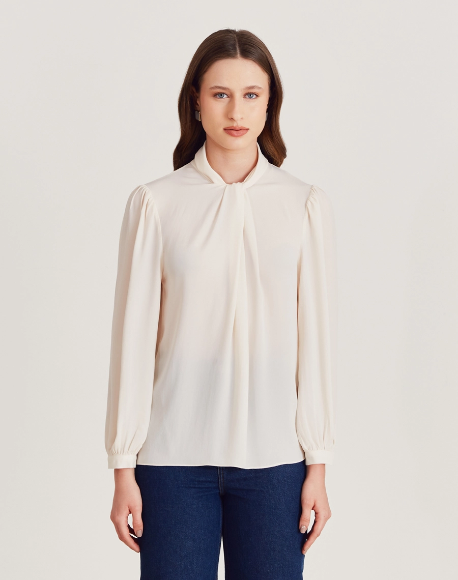 A Blusa Miriam é confeccionada em crepinho, tecido com caimento leve e toque macio.