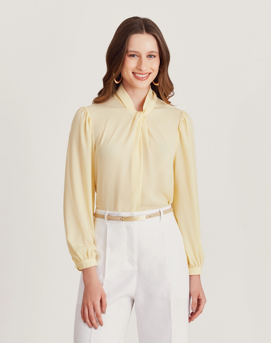 A Blusa Miriam é confeccionada em crepinho, tecido com caimento leve e toque macio.