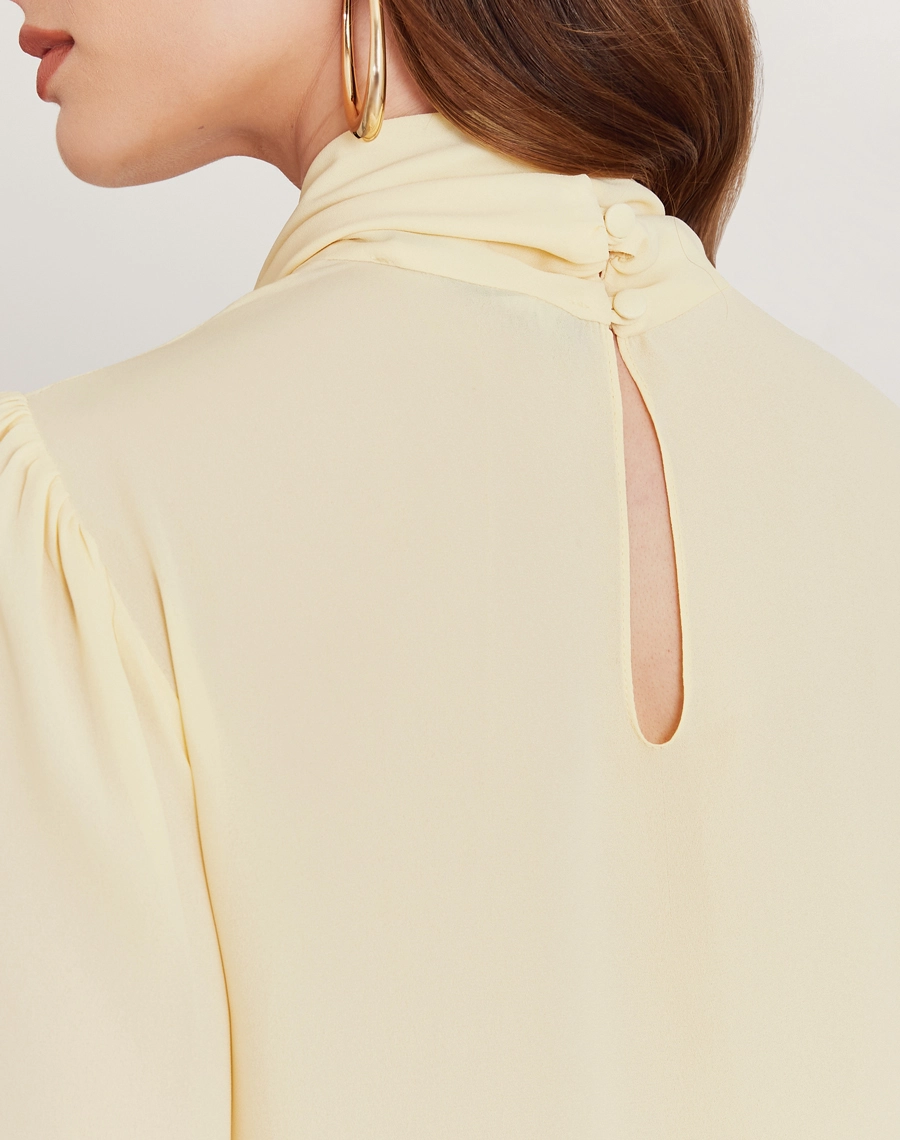 A Blusa Miriam é confeccionada em crepinho, tecido com caimento leve e toque macio.