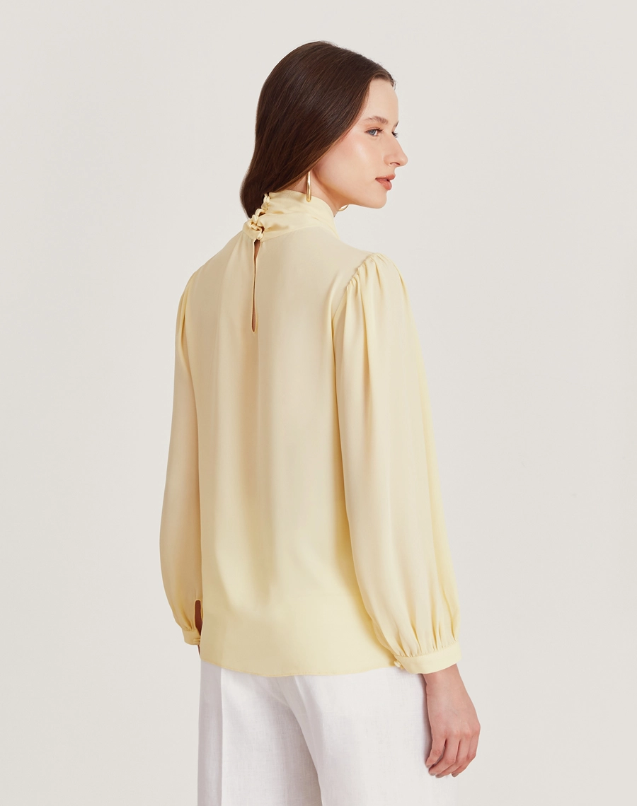 A Blusa Miriam é confeccionada em crepinho, tecido com caimento leve e toque macio.