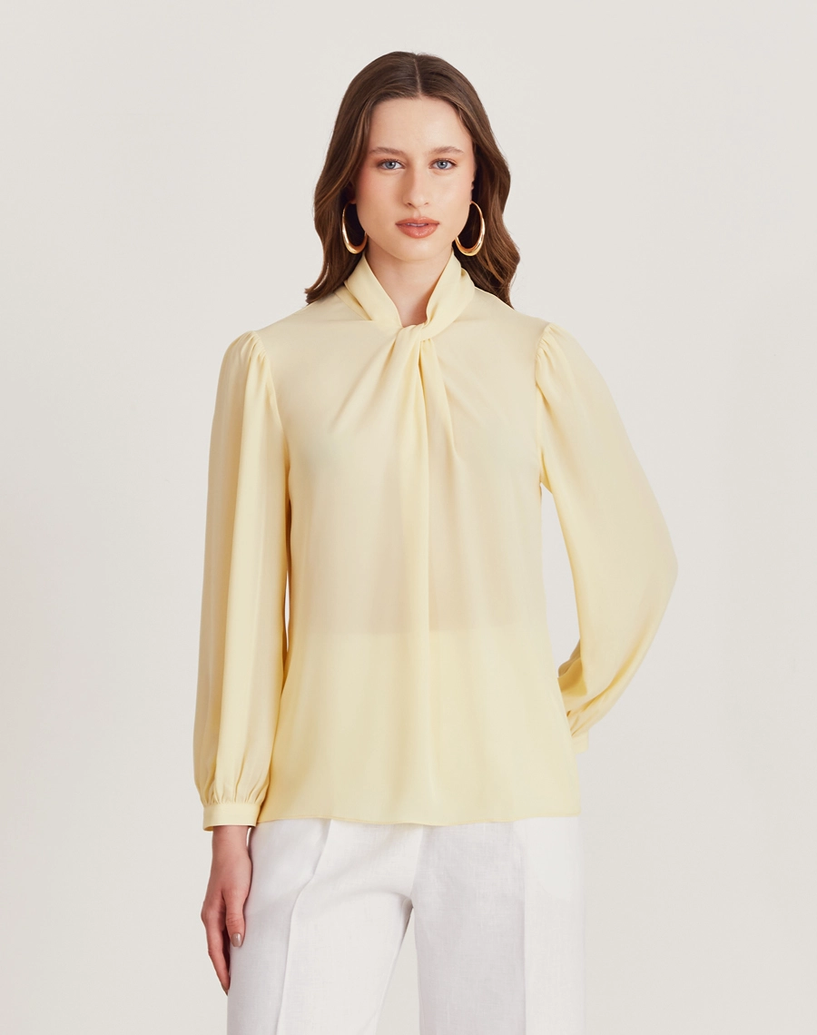 A Blusa Miriam é confeccionada em crepinho, tecido com caimento leve e toque macio.