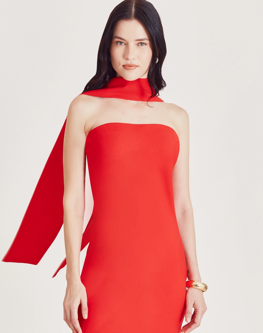 O Vestido Longo Ivy é confeccionado em crepe acetinado, com o caimento fluido do crepe e o brilho sofisticado do cetim, ideal para quem busca conforto e elegância. 