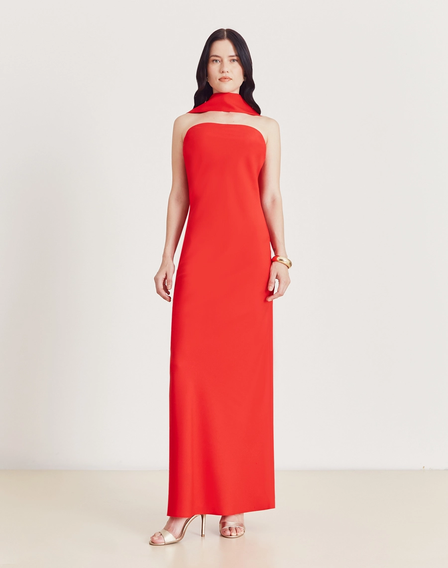 O Vestido Longo Ivy é confeccionado em crepe acetinado, com o caimento fluido do crepe e o brilho sofisticado do cetim, ideal para quem busca conforto e elegância. 