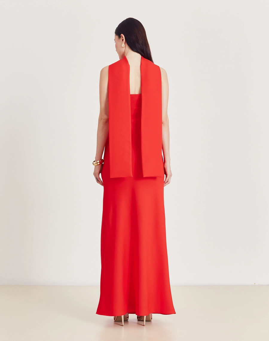 O Vestido Longo Ivy é confeccionado em crepe acetinado, com o caimento fluido do crepe e o brilho sofisticado do cetim, ideal para quem busca conforto e elegância. 