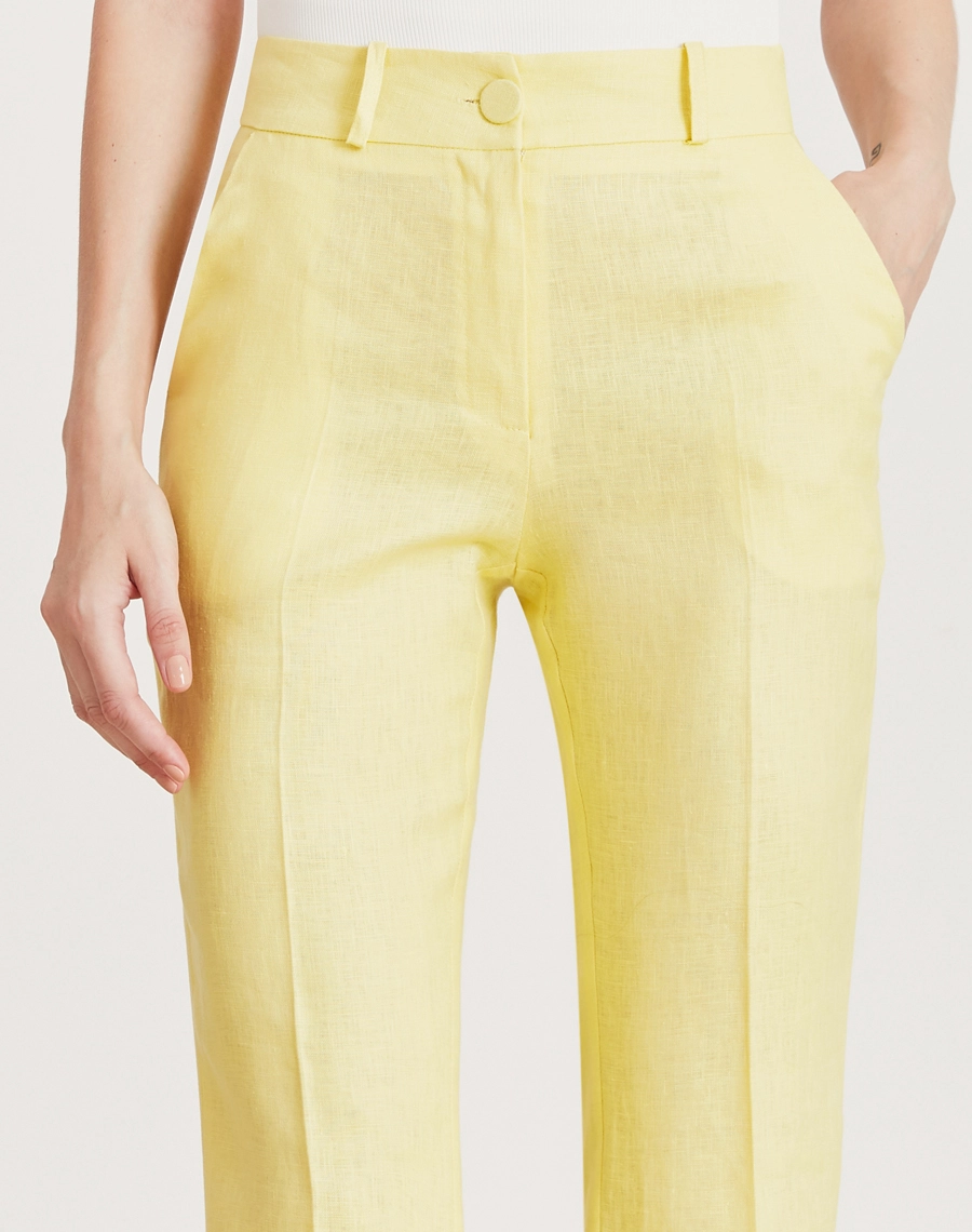 A Calça Canarin é confeccionada em linho proporcionando um toque fresco, leveza e aspecto rústico elegante, ideal para dias quentes.