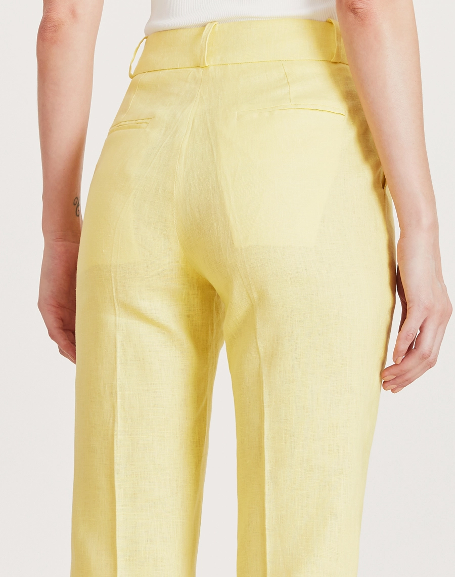 A Calça Canarin é confeccionada em linho proporcionando um toque fresco, leveza e aspecto rústico elegante, ideal para dias quentes.