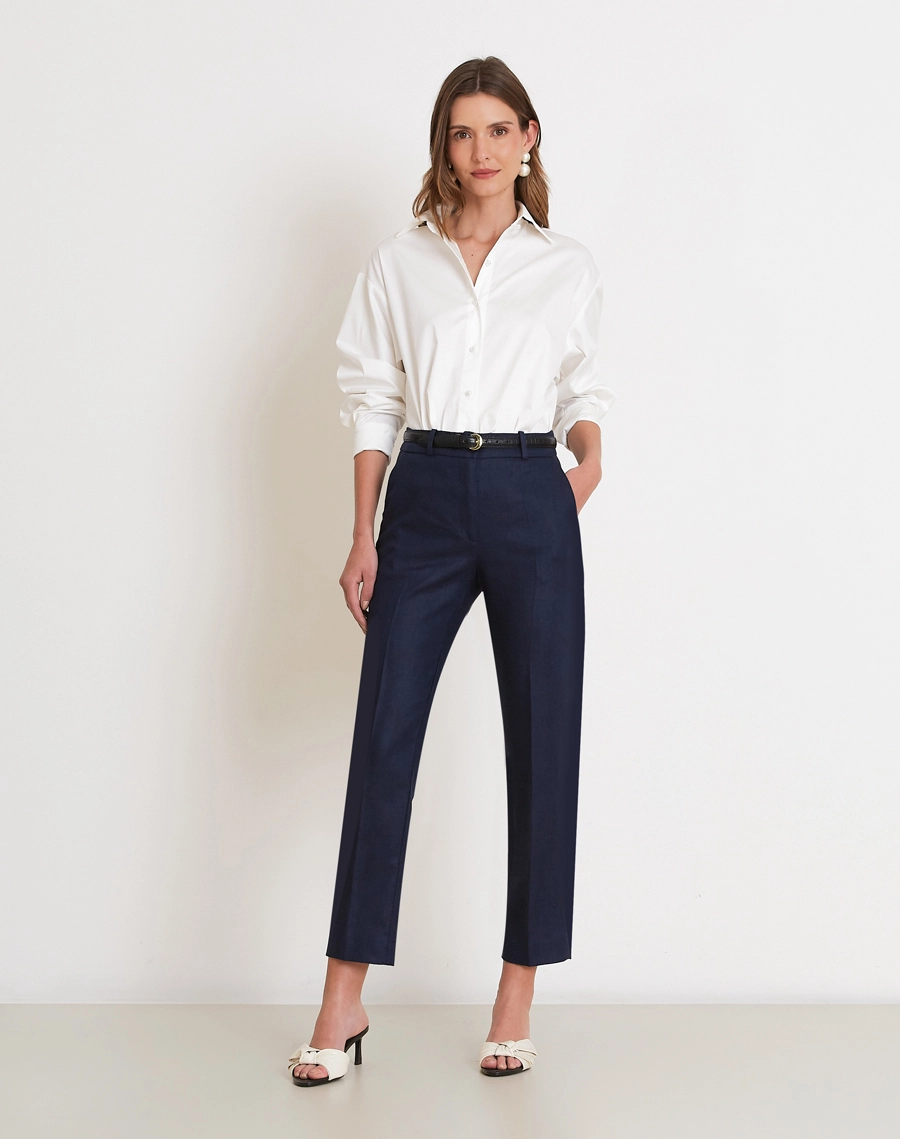 A Calça Canarin é confeccionada em linho proporcionando um toque fresco, leveza e aspecto rústico elegante, ideal para dias quentes.
