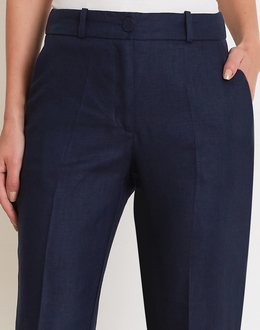 A Calça Canarin é confeccionada em linho proporcionando um toque fresco, leveza e aspecto rústico elegante, ideal para dias quentes.