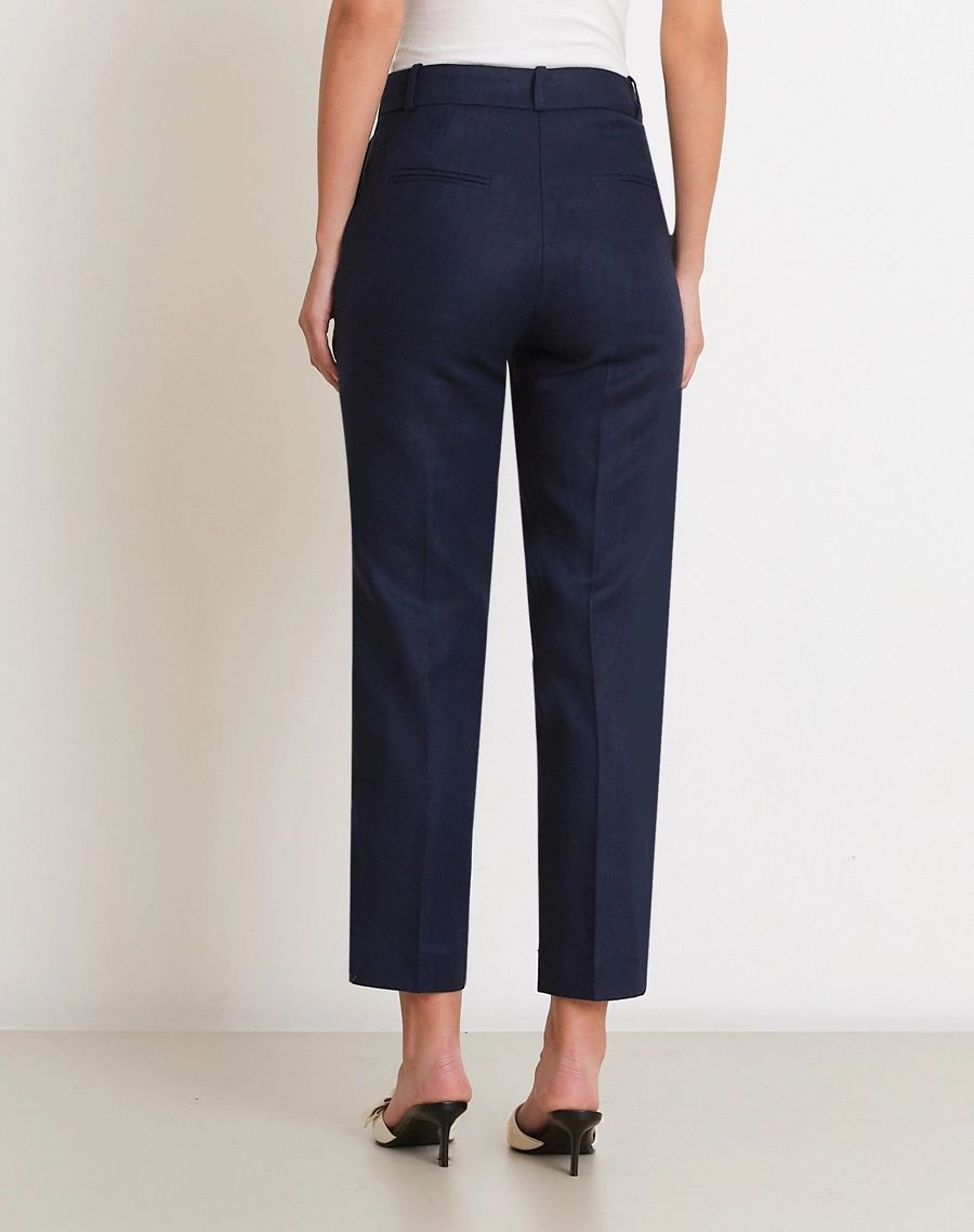 A Calça Canarin é confeccionada em linho proporcionando um toque fresco, leveza e aspecto rústico elegante, ideal para dias quentes.
