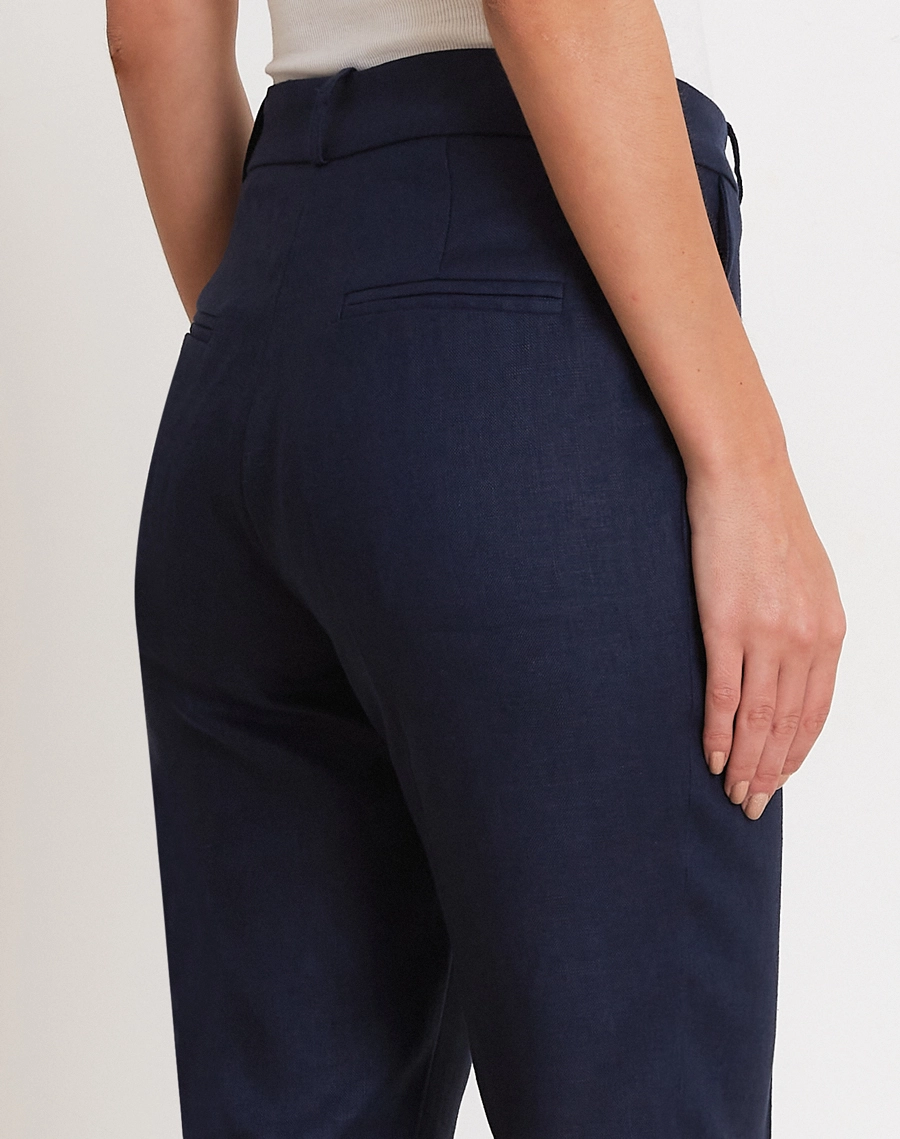 A Calça Canarin é confeccionada em linho proporcionando um toque fresco, leveza e aspecto rústico elegante, ideal para dias quentes.