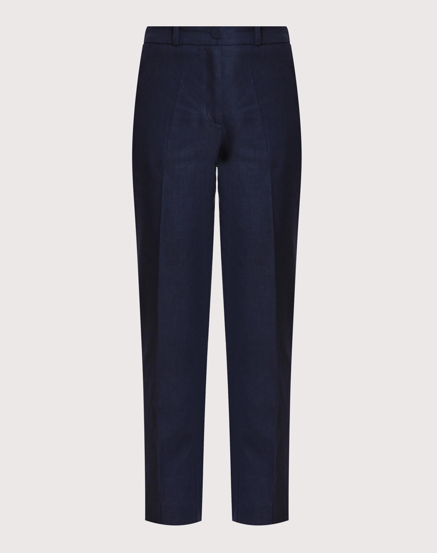 A Calça Canarin é confeccionada em linho proporcionando um toque fresco, leveza e aspecto rústico elegante, ideal para dias quentes.