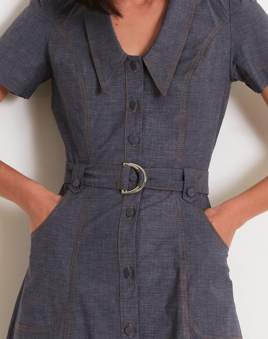 O Vestido Midi lmani é confeccionado em tecido Jeans Paper, tecido leve, com toque macio e aspecto mais fino que o jeans tradicional.