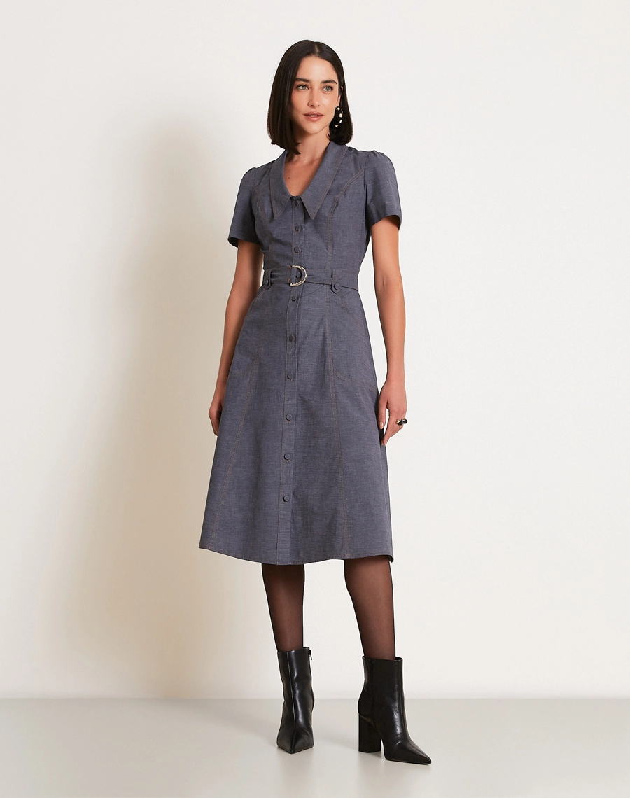 O Vestido Midi lmani é confeccionado em tecido Jeans Paper, tecido leve, com toque macio e aspecto mais fino que o jeans tradicional.