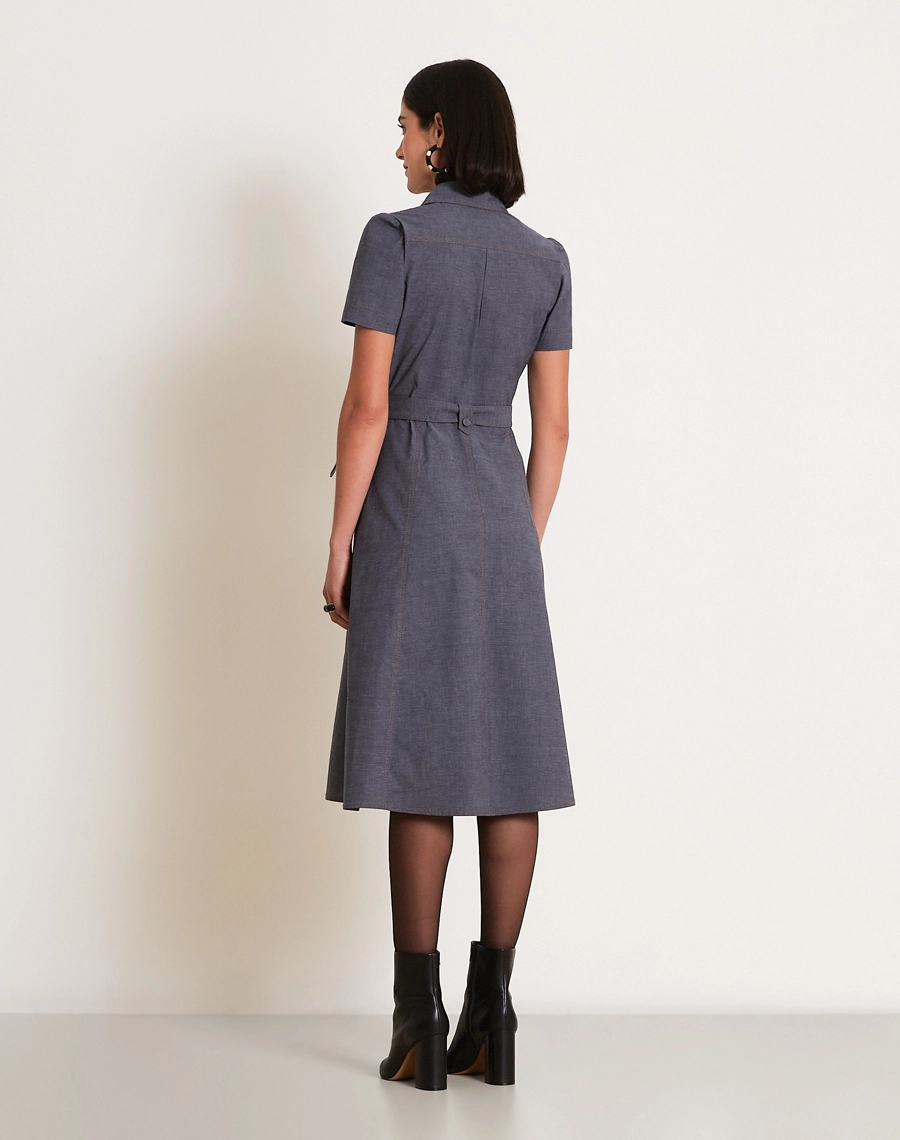 O Vestido Midi lmani é confeccionado em tecido Jeans Paper, tecido leve, com toque macio e aspecto mais fino que o jeans tradicional.