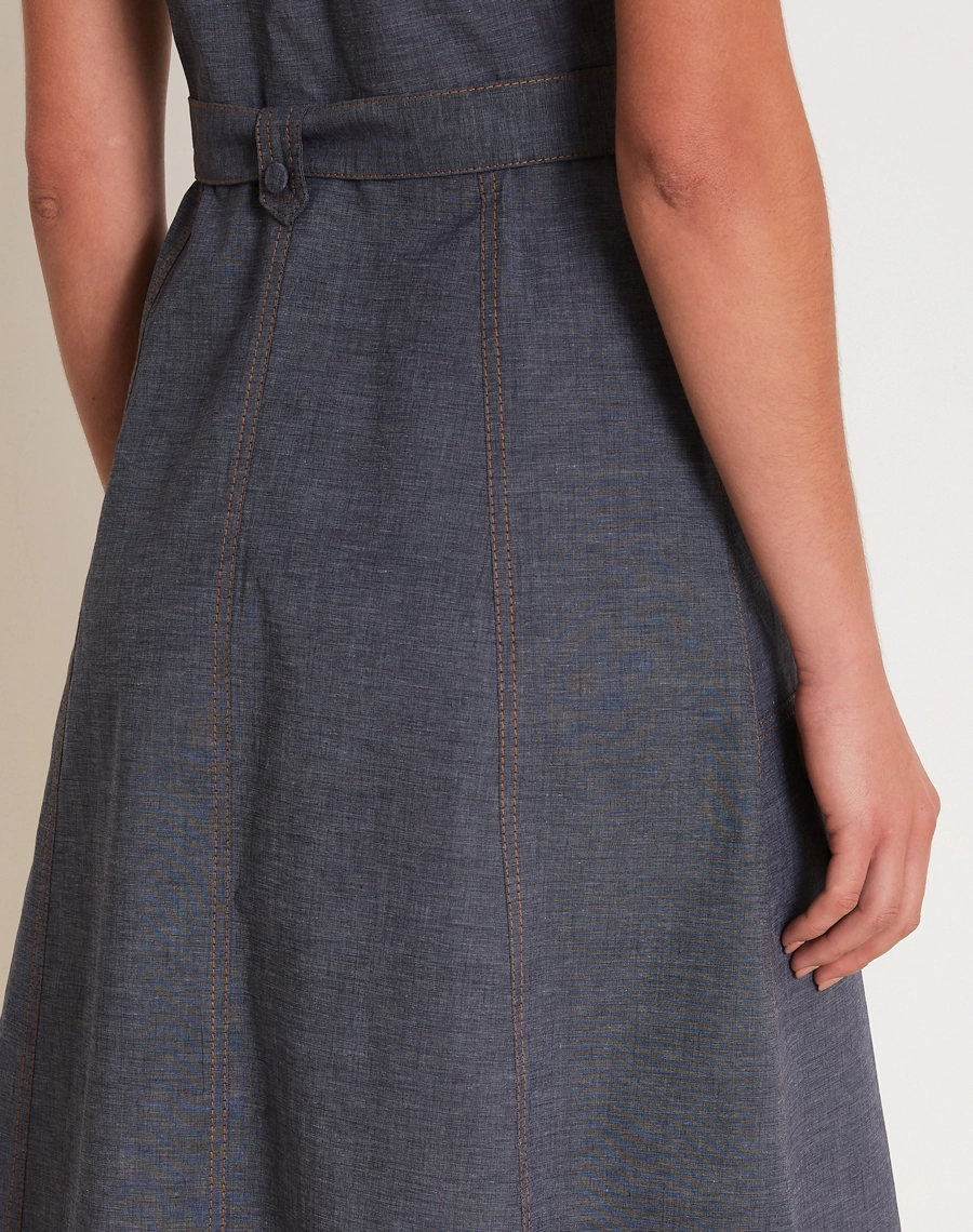 O Vestido Midi lmani é confeccionado em tecido Jeans Paper, tecido leve, com toque macio e aspecto mais fino que o jeans tradicional.