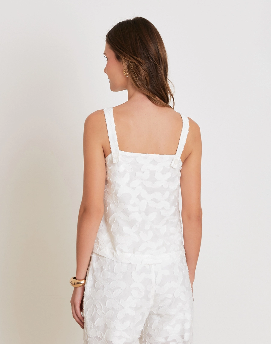 Top Amira é confeccionado em cambraia bordada com textura floral em alto-relevo que traz delicadeza e sofisticação.