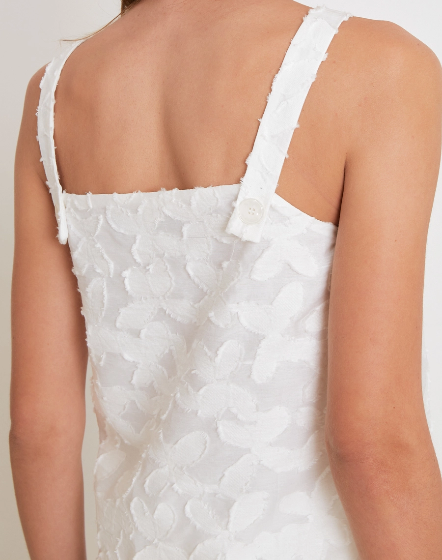 Top Amira é confeccionado em cambraia bordada com textura floral em alto-relevo que traz delicadeza e sofisticação.