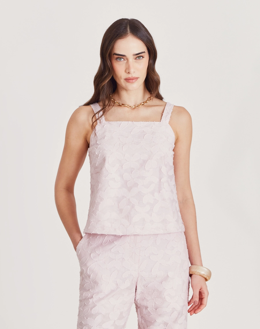 Top Amira é confeccionado em cambraia bordada com textura floral em alto-relevo que traz delicadeza e sofisticação.
