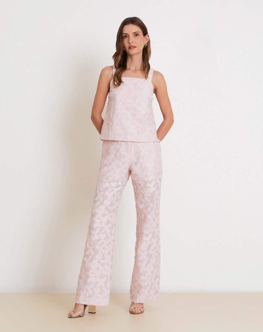 Top Amira é confeccionado em cambraia bordada com textura floral em alto-relevo que traz delicadeza e sofisticação.
