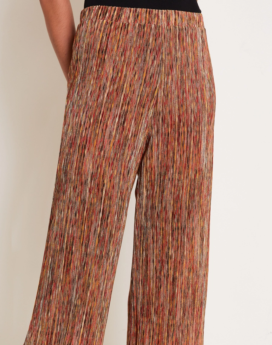 A Calça Lydiane é confeccionada em malha mescla, tecido moderno e versátil, caracterizado pelo seu efeito levemente mesclado que mistura diferentes tons, criando um visual casual e atual.