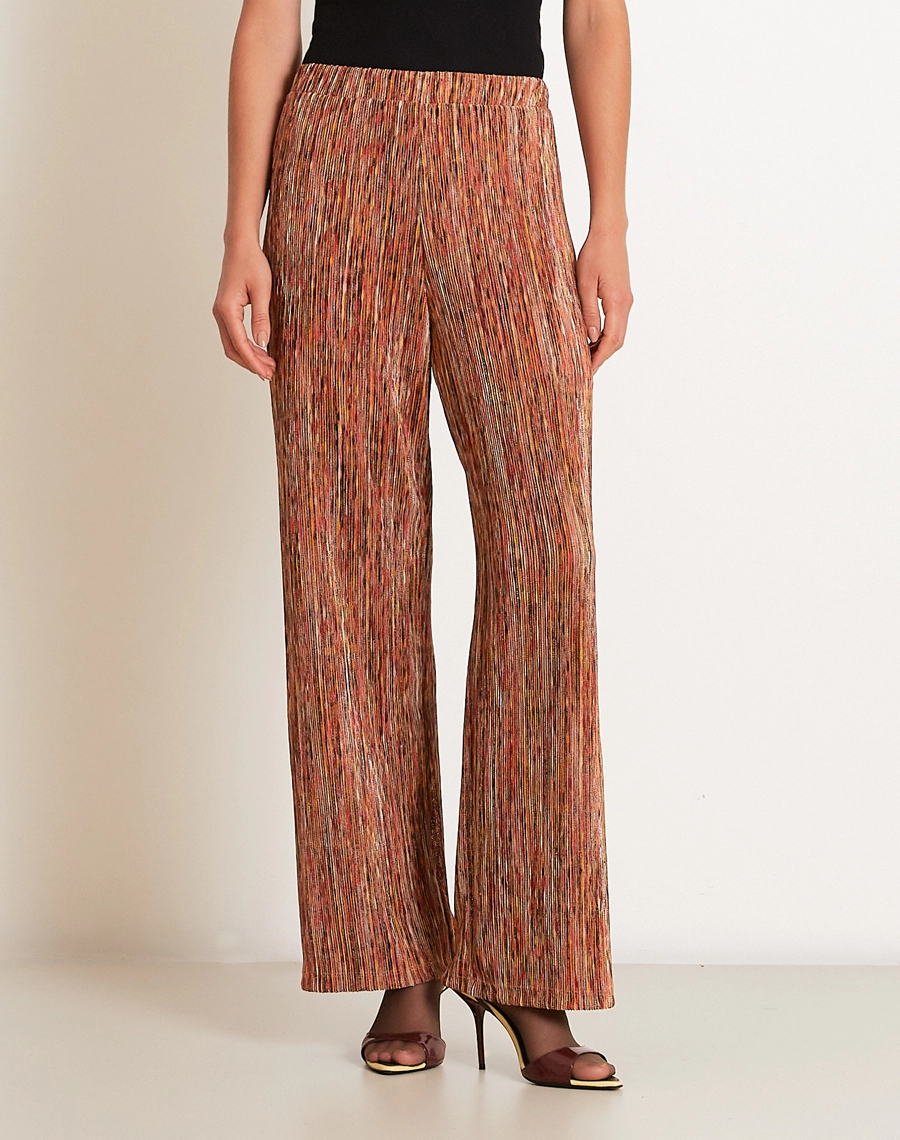 A Calça Lydiane é confeccionada em malha mescla, tecido moderno e versátil, caracterizado pelo seu efeito levemente mesclado que mistura diferentes tons, criando um visual casual e atual.